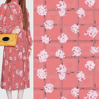 полиестерна тъкан с ширина 145 см, с модерен розов цвят, цвете и писмото принтом звезди за женски рокли, блузи, панталони, плат за шиене със собствените си ръце