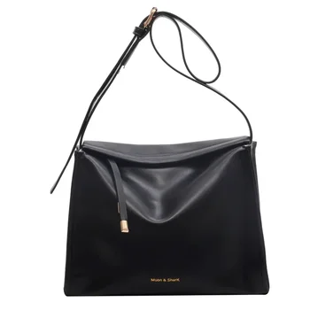 Нова луксозна чанта 2024 г., модни проста мека чанта-тоут голям капацитет, нишевая модерна дамска чанта за пътуване на едно рамо, подмишница.