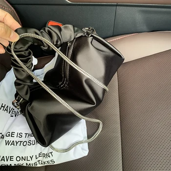 Лятна нова плиссированная преносима дамска чанта, ежедневни проста чанта с голям капацитет на едното рамо, чанти под мишниците, сатен чанта-софтуера на веригата, черна