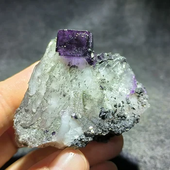 95 грама на 100% естествена виолетов флуорит и черен кристал волфрам, сосуществующие проби от минерали, Лечебен енергиен кварц, украса за дома
