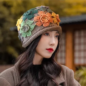 Вязаная дамски широка периферия шапчица с цветен модел, сладки шапки ръчна изработка в стил бохо с цветен модел