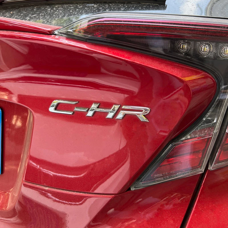 3D антиблокираща система (ABS пластмаса) Буквално логото на C-HR, Емблемата на задния багажник, стикери емблема, икона, стикер за Toyota CHR, Аксесоари за стайлинг на автомобили . ' - ' . 1