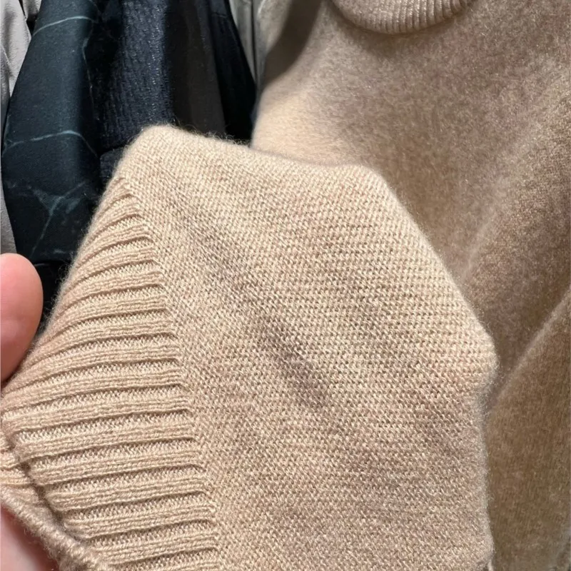 Мъжки вълнен пуловер с кръгло деколте и дълги ръкави от мека материя на допир . ' - ' . 5